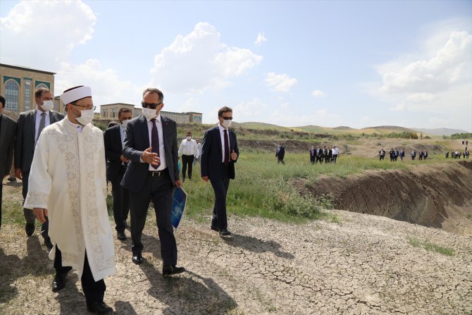 Diyanet İşleri Başkanı Erbaş, AYBÜ'de yapılacak cami alanında incelemelerde bulundu