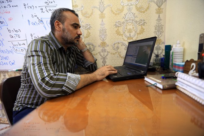 Iraklı öğretmen, ders videoları hazırlayarak Kovid-19 günlerinde öğrencilerine destek oluyor