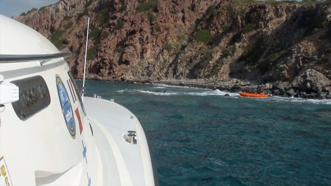 İzmir'de karaya oturan teknelerdeki 4 kişi kurtarıldı