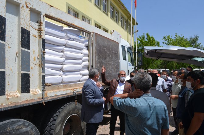 Kayseri'de öğretmen ve öğrencilerden ihtiyaç sahiplerine 350 çuval un yardımı