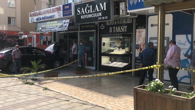 Kuyumcu, dükkanına giren gaspçıyı yakalayıp polise teslim etti