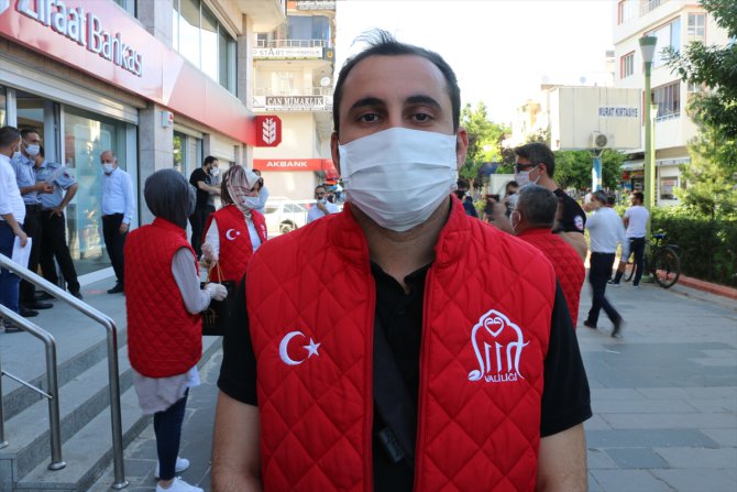 Siirt'te vatandaşlara maske ve Türk bayrağı dağıtıldı