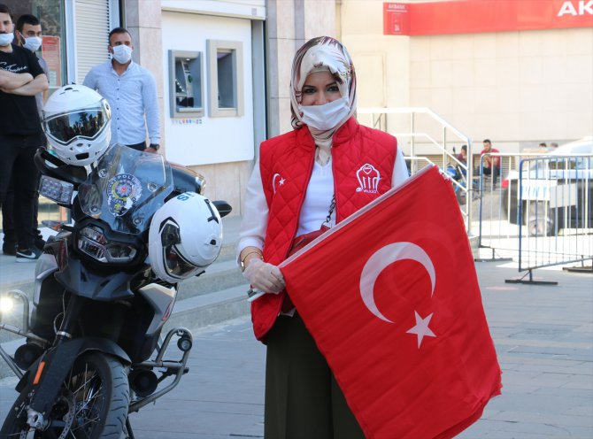 Siirt'te vatandaşlara maske ve Türk bayrağı dağıtıldı