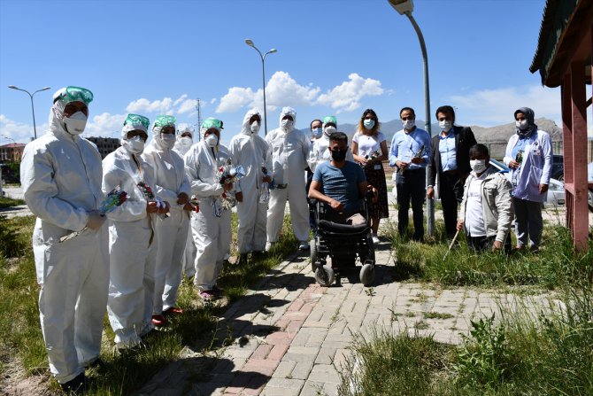 Ağrılı engellilerden başarılı pandemi ekibine çiçekli sürpriz