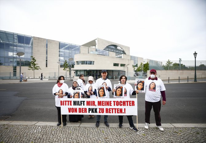Almanya’da kızı PKK tarafından kaçırılan anneden Başbakanlık önünde pankartlı eylem