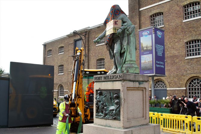 Köle taciri Robert Milligan'ın Londra'daki heykeli söküldü
