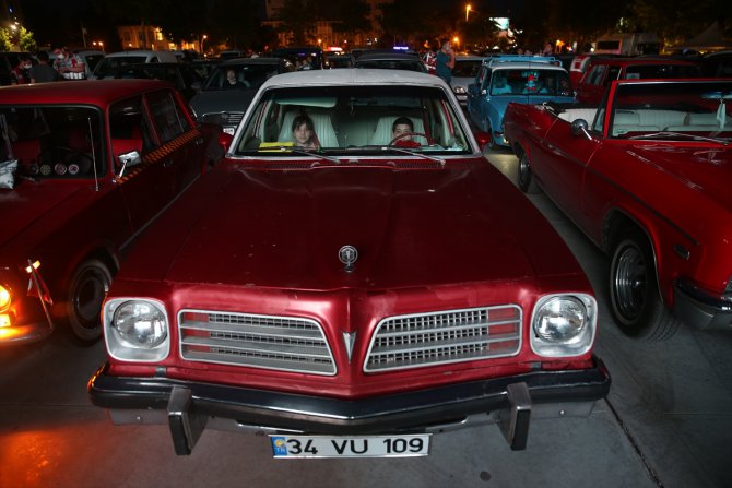 Sakarya'da bazı vatandaşlar araçlarından film izledi