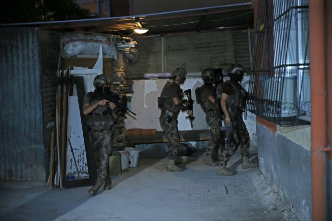 Adana'da Suriye'deki terör gruplarıyla bağlantılı kişilere operasyon