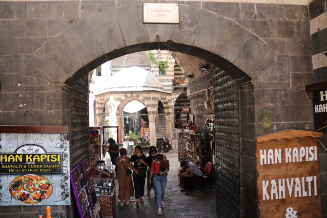 Diyarbakır'ın tarihi mekanları Kovid-19 tedbirleri kapsamında müşterilerine hizmet veriyor