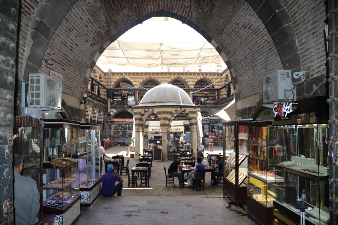 Diyarbakır'ın tarihi mekanları Kovid-19 tedbirleri kapsamında müşterilerine hizmet veriyor