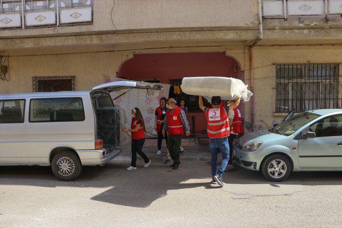 Hatay'da çöpten atık toplayan Suriyeli çocuğa Türk Kızılay yardım etti