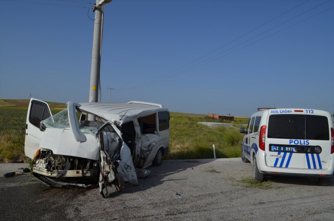 Konya'da minibüs elektrik direğine çarptı: 4 yaralı