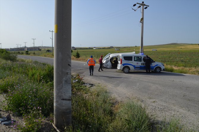 Konya'da minibüs elektrik direğine çarptı: 4 yaralı