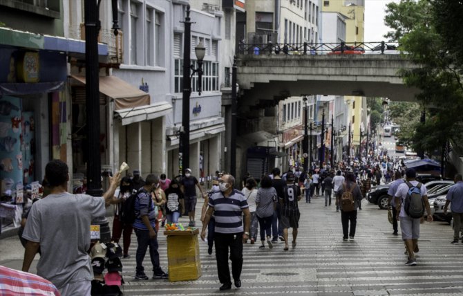 Kovid-19'un Brezilya merkezi Sao Paulo yükselen ölüm sayılarıyla ekonomiyi açtı