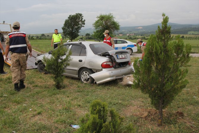 Samsun'da otomobil refüje çarptı: 4 yaralı