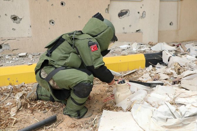 TSK, Libya'da Hafter milislerinin sivil bölgelere tuzakladığı patlayıcıları temizliyor