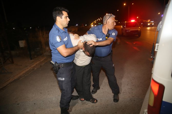 GÜNCELLEME - Adana'da otomobille polise çarpıp kaçan zanlı kovalamacayla yakalandı