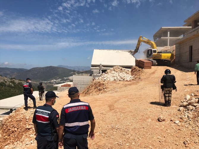 Antalya'da kaçak yapıların yıkımına devam ediliyor