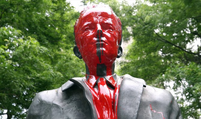 Brüksel'de sömürgeci geçmişi hatırlatan heykellere saldırılar sürüyor