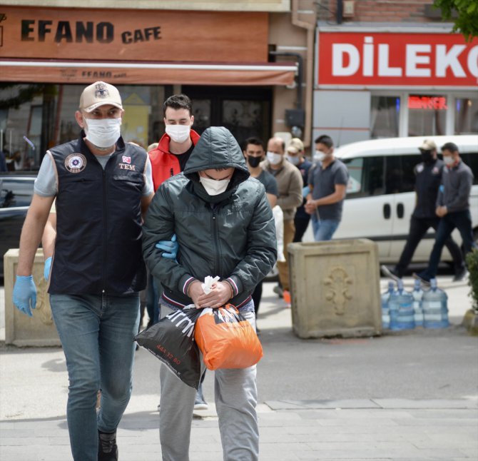 İzmir merkezli FETÖ operasyonunda Eskişehir'de yakalanan 18 asker adliyeye sevk edildi