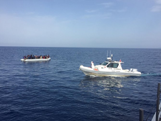İzmir'de Türk karasularına geri itilen 42 sığınmacı kurtarıldı
