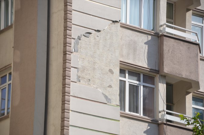 Kahramanmaraş'ta şiddetli rüzgar nedeniyle binanın dış cephe kaplaması uçtu