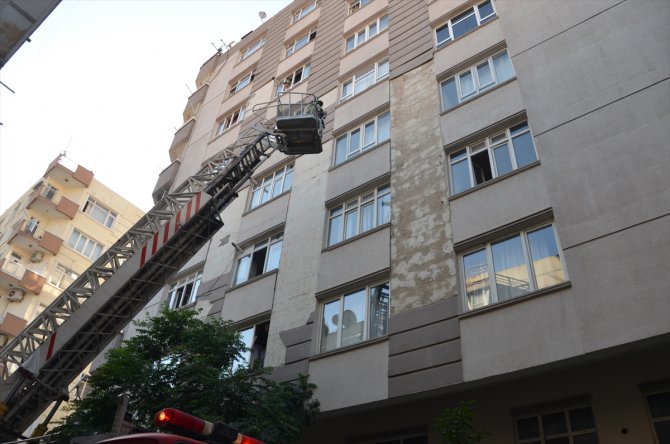Kahramanmaraş'ta şiddetli rüzgar nedeniyle binanın dış cephe kaplaması uçtu