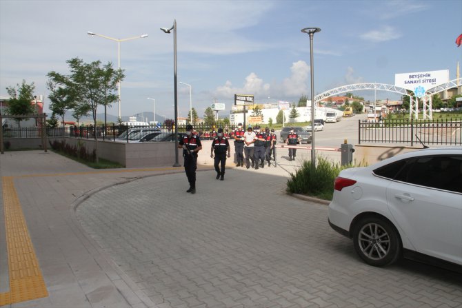 Konya merkezli silah kaçakçılığı operasyonunda yakalanan 21 zanlıdan 3'ü tutuklandı