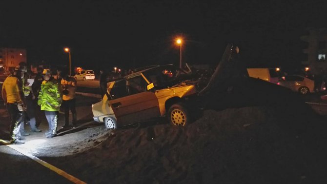 Aksaray'da otomobil kum yığınına çarptı: 1 ölü, 3 yaralı