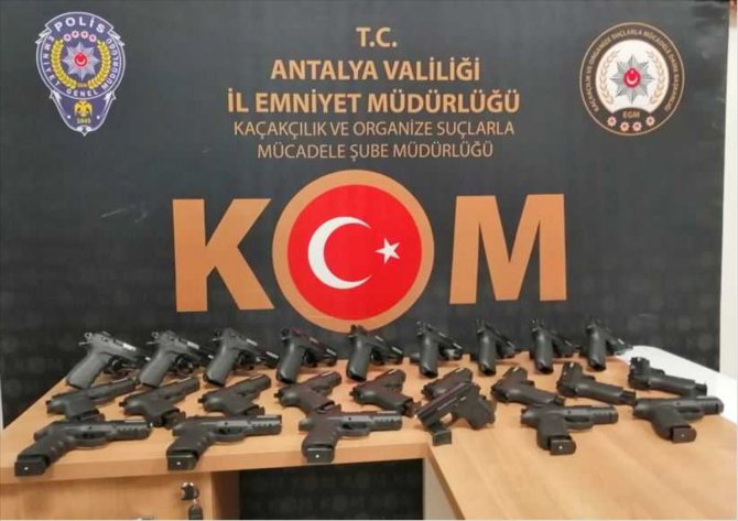 Antalya merkezli silah kaçakçılığı operasyonunda yakalanan 7 şüpheli tutuklandı