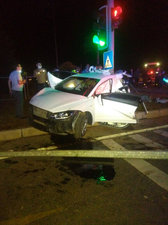 Aydın'da otomobil aydınlatma direğine çarptı: 1 ölü, 3 yaralı