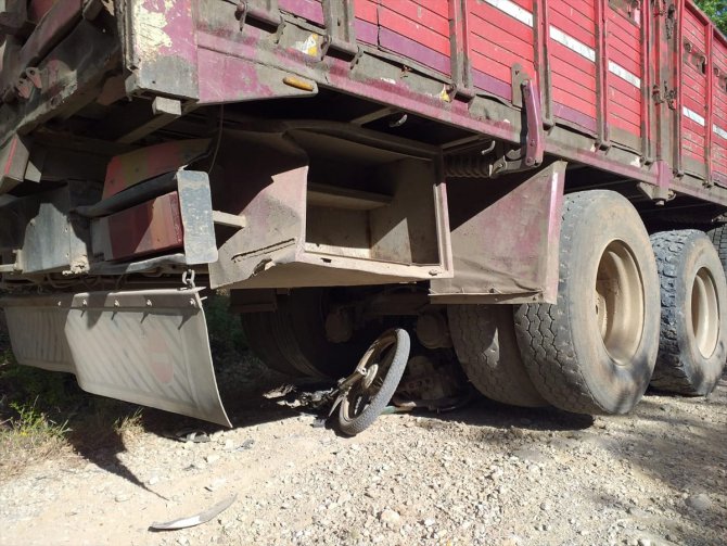 Burdur'da kamyon ile motosiklet çarpıştı: 1 ölü, 1 yaralı