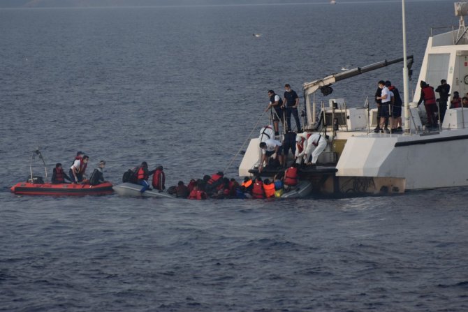 Çanakkale açıklarında Türk kara sularına geri itilen 93 sığınmacı kurtarıldı