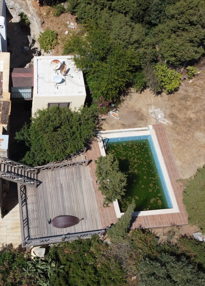 Firari gazeteci Can Dündar'ın villasının havuzu yıkılarak molozla dolduruldu