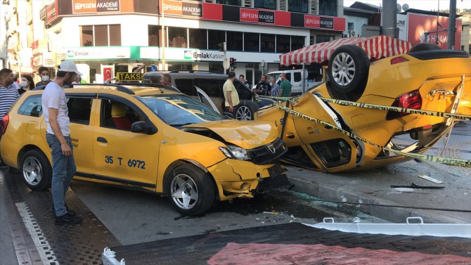 İzmir'de iki taksinin çarpıştığı kazada sürücüler yaralandı