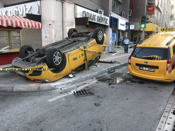 İzmir'de iki taksinin çarpıştığı kazada sürücüler yaralandı