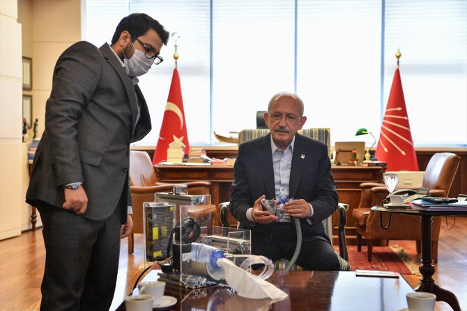 Kılıçdaroğlu, Beşiktaş Kulübünün "Bırakmam Seni" kampanyasına bağışta bulundu