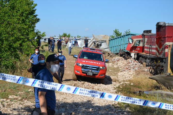 GÜNCELLEME 2 - Malatya'da iki yük treni çarpıştı: 1 ölü, 2 yaralı