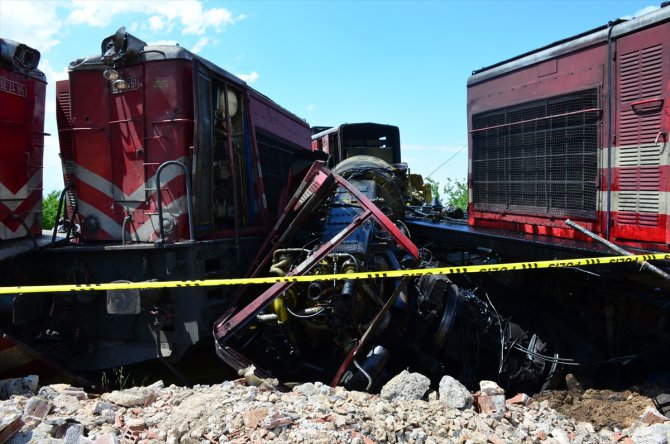 GÜNCELLEME 4 - Malatya'da iki yük treni çarpıştı: 2 ölü, 2 yaralı
