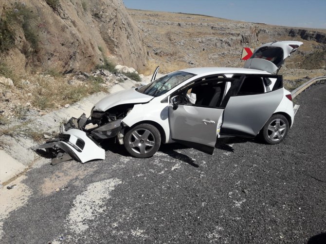 Şanlıurfa'da otomobil bariyere çarptı: 7 yaralı