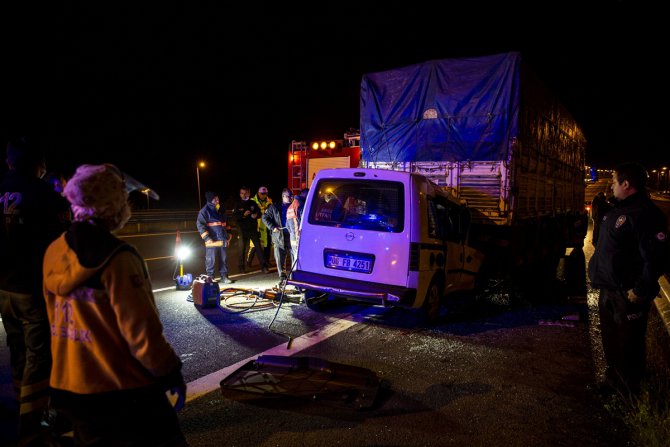 Başkentte kamyona arkadan çarpan araçtaki 2 kişi hayatını kaybetti