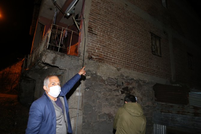 Bingöl depreminden etkilenen Erzurum'un Çat ilçesindeki bazı evlerde hasar oluştu