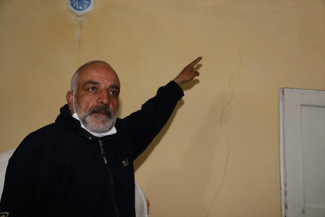 Bingöl depreminden etkilenen Erzurum'un Çat ilçesindeki bazı evlerde hasar oluştu
