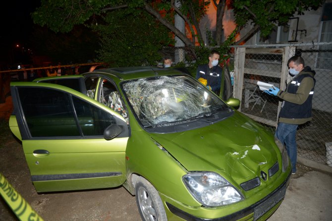 Eskişehir'de yol kenarında yürürken otomobilin çarptığı 4 kişi yaralandı