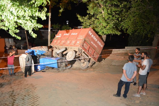 Gaziantep'te saman yüklü traktör devrildi, sürücü ağır yaralandı