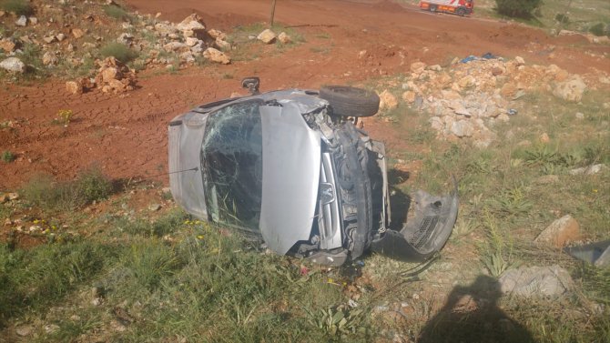 Kahramanmaraş'ta hafif ticari araç devrildi: 1 ölü, 2 yaralı