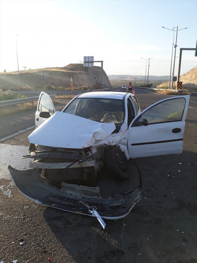 Şanlıurfa'da iki otomobilin çarpışması sonucu 6 kişi yaralandı