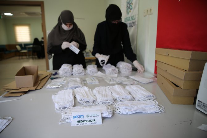 Suriyeli yetim anneleri 3 ayda 20 bin maske üretti
