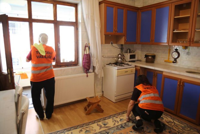 Tunceli'de "Vefa"lı eller yaşlı vatandaşların evlerini temizliyor