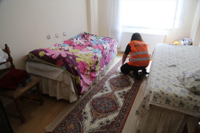 Tunceli'de "Vefa"lı eller yaşlı vatandaşların evlerini temizliyor